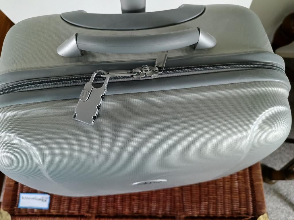 Holiday lichtgewicht koffer middelmaat met 2 Wielen, Ophalen, 40 tot 60 cm, Gebruikt, 55 tot 75 cm