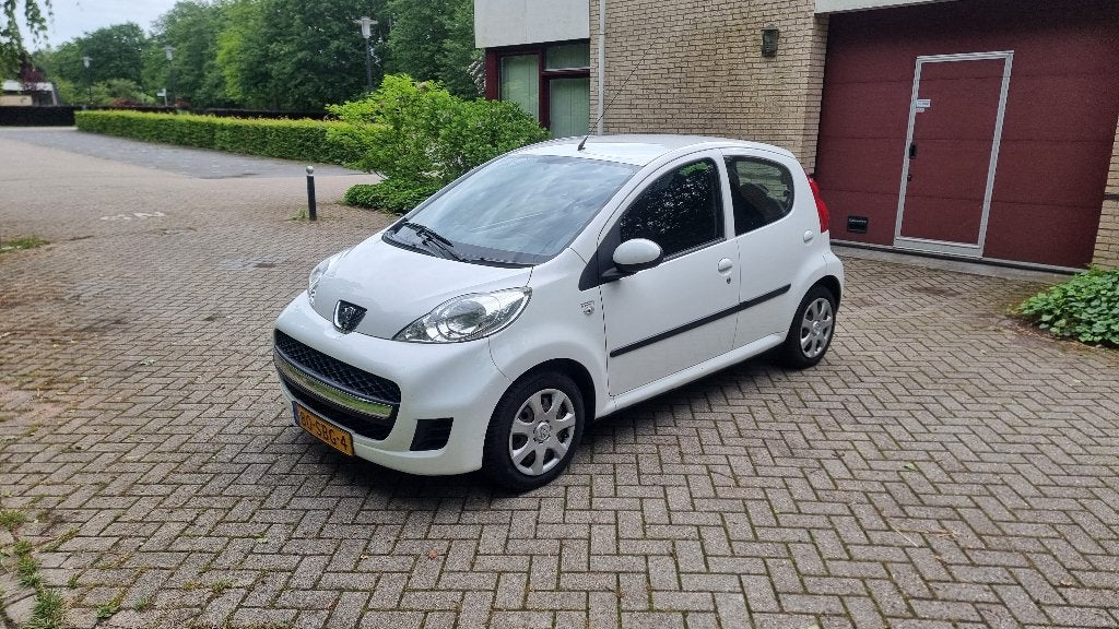 Peugeot 107 1.0 12V XS 5DR 2011 Wit Airco Apk 6-2027 NAP, Auto's, Voorwielaandrijving, Metallic lak, 4 stoelen, Origineel Nederlands