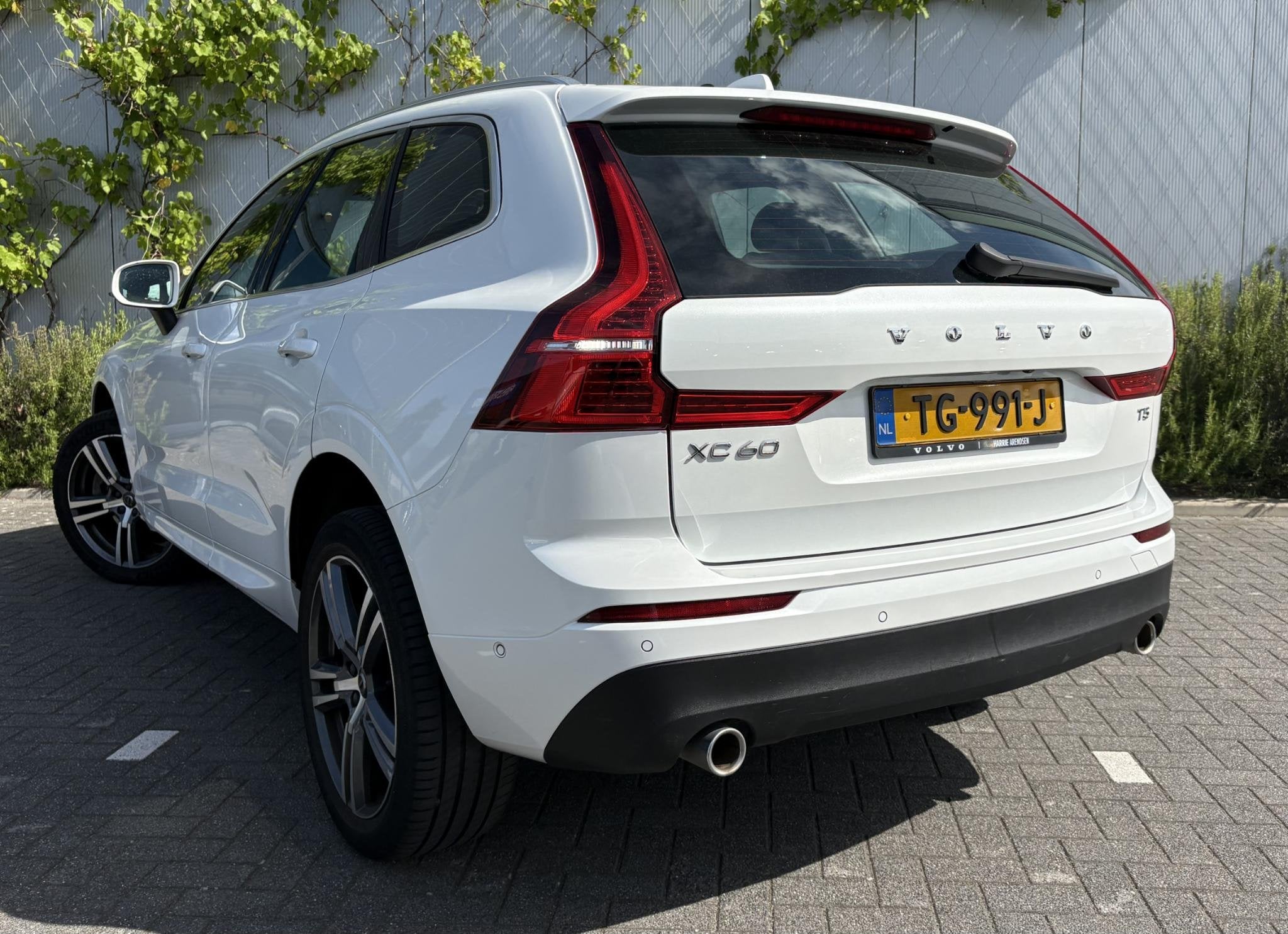 Volvo XC60 2.0 T5 Momentum | Bowers Wilkins Audio | Luchtver, Auto's, Gebruikt, Euro 6, 4 cilinders, Wit