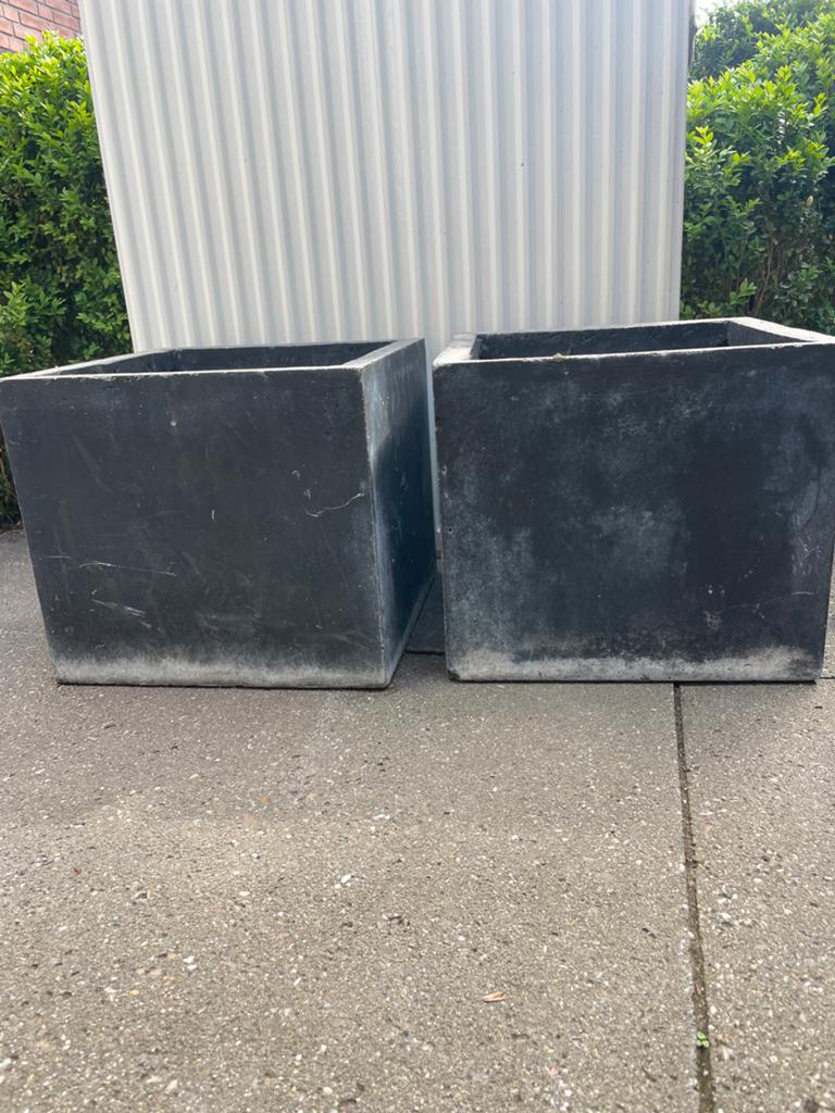 Twee robuuste vierkante plantenbakken, Tuin en Terras, Bloembakken en Plantenbakken, Ophalen, Gebruikt, Balkon, Minder dan 60 cm