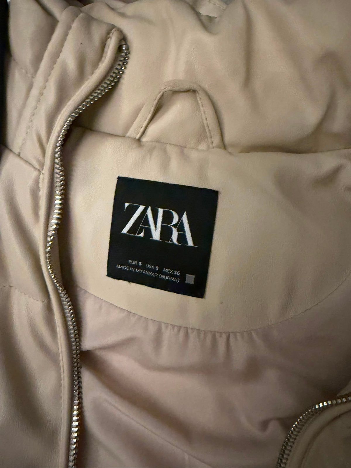 Zara gewatteerde bodywarmer met capuchon - Beige, Ophalen, Zo goed als nieuw, Maat 36 (S), Beige