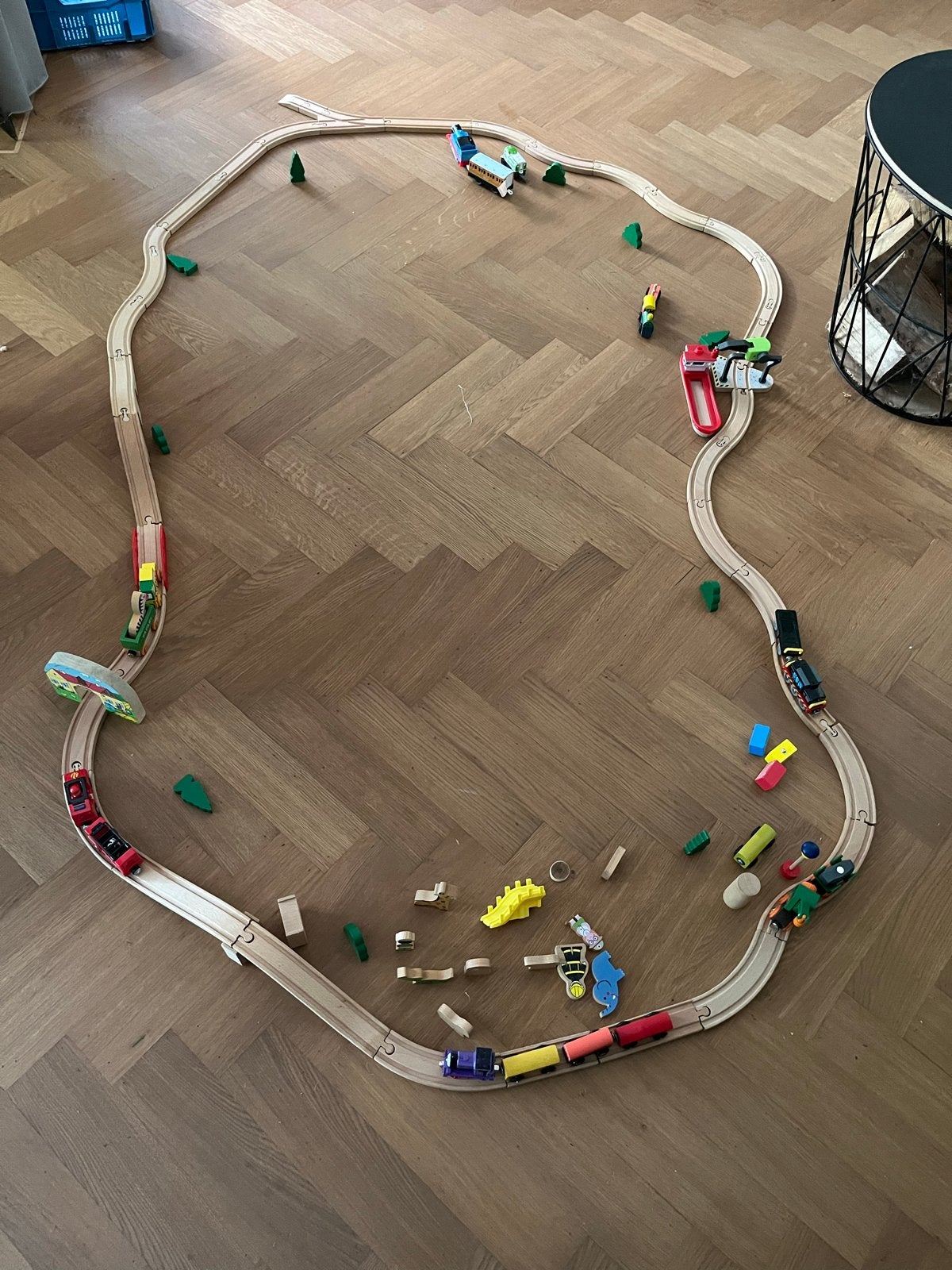 Grote houten treinbaan set met diverse treinen en accessoire, Ophalen of Verzenden, Gebruikt