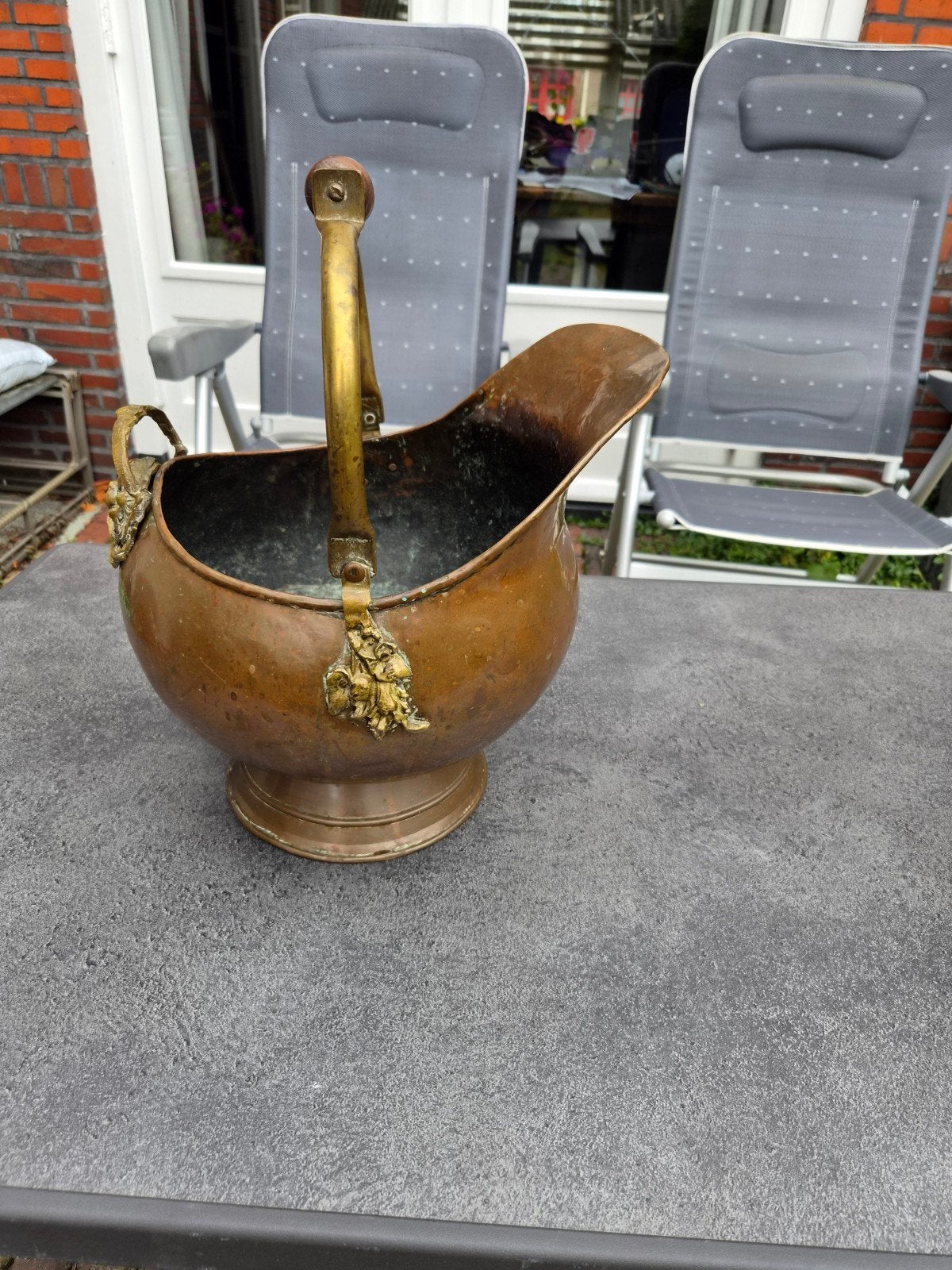 Antieke koperen kolenkit met houten handvat en cherubijn, Ophalen, Koper