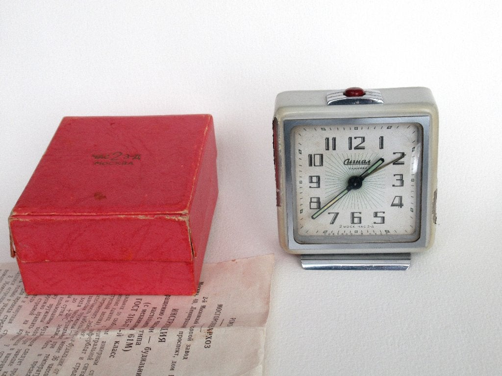 Vintage Signaal Sovjet mechanische wekker USSR, van de 50., Antiek en Kunst, Antiek | Klokken, Ophalen of Verzenden