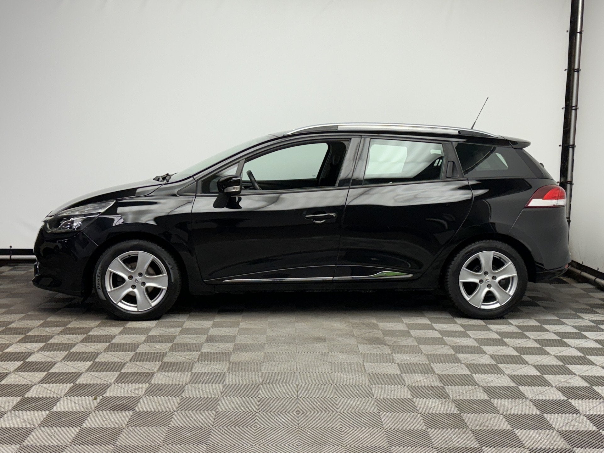 Renault Clio Estate 0.9 TCe Expression Navi Airco LM16" NL A, Auto's, Renault, Voorwielaandrijving, Stof, Zwart, Origineel Nederlands