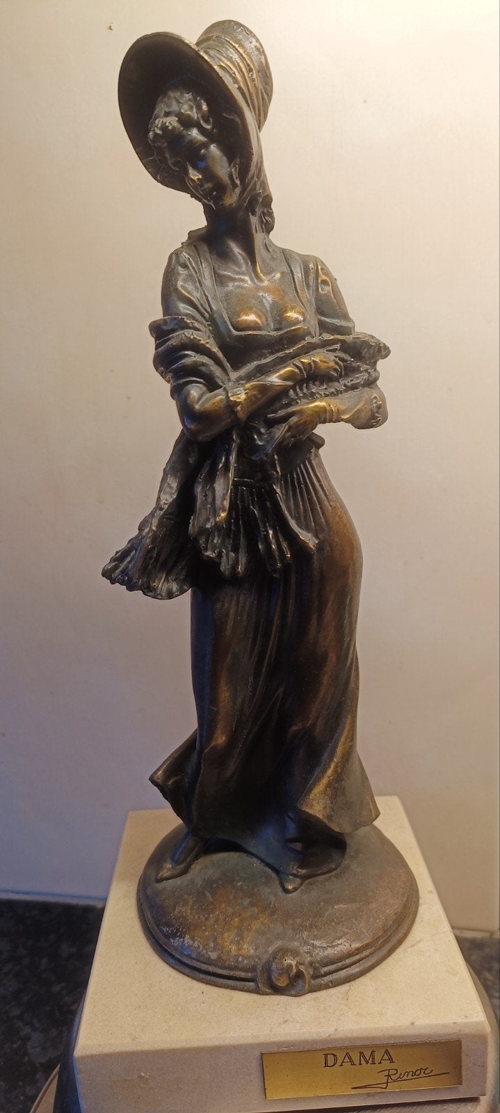 Bronzen beeld van een dame op marmeren sokkel, gesigneerd, Ophalen of Verzenden