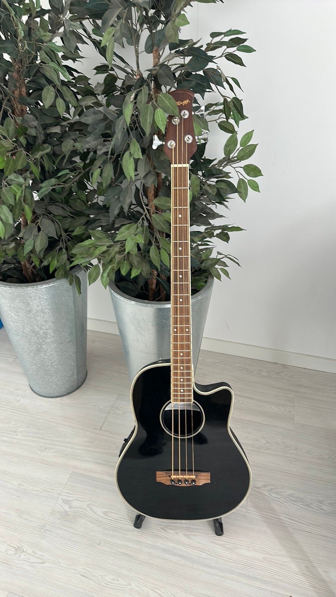 Acoustische basgitaar Stagg met ingebouwde versterker, Ophalen
