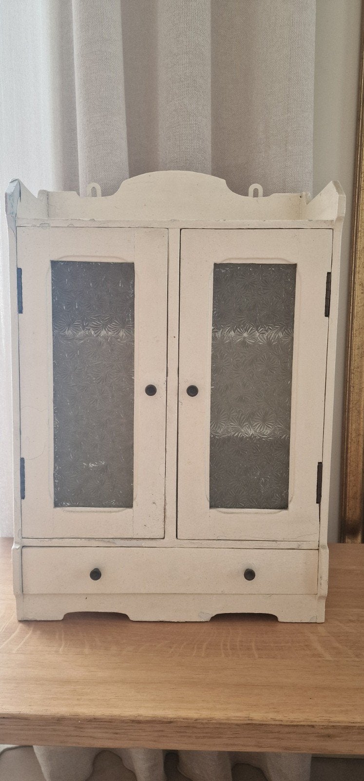 Vintage wit wandkastje met glazen deurtjes en lade, Antiek en Kunst, Ophalen