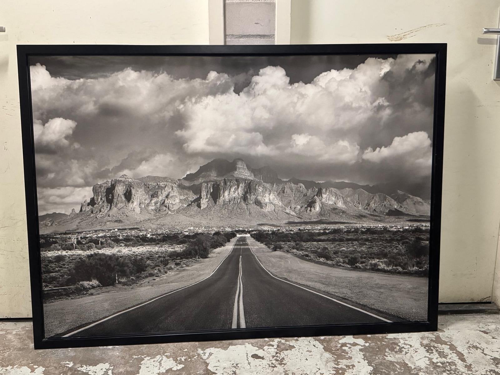 Zwart-wit poster met berglandschap en weg (100x140 cm), Ophalen, 125 cm of meer, Zo goed als nieuw, Foto of Poster