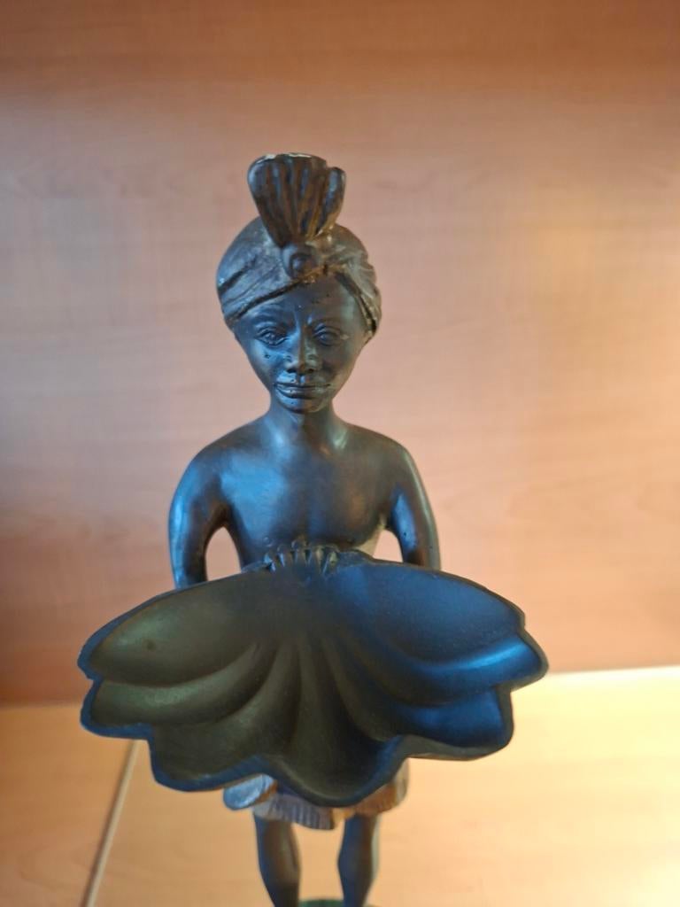 Bronzen beeldje van een figuur met schaal op marmeren voet, Antiek en Kunst, Kunst | Beelden en Houtsnijwerken, Ophalen of Verzenden