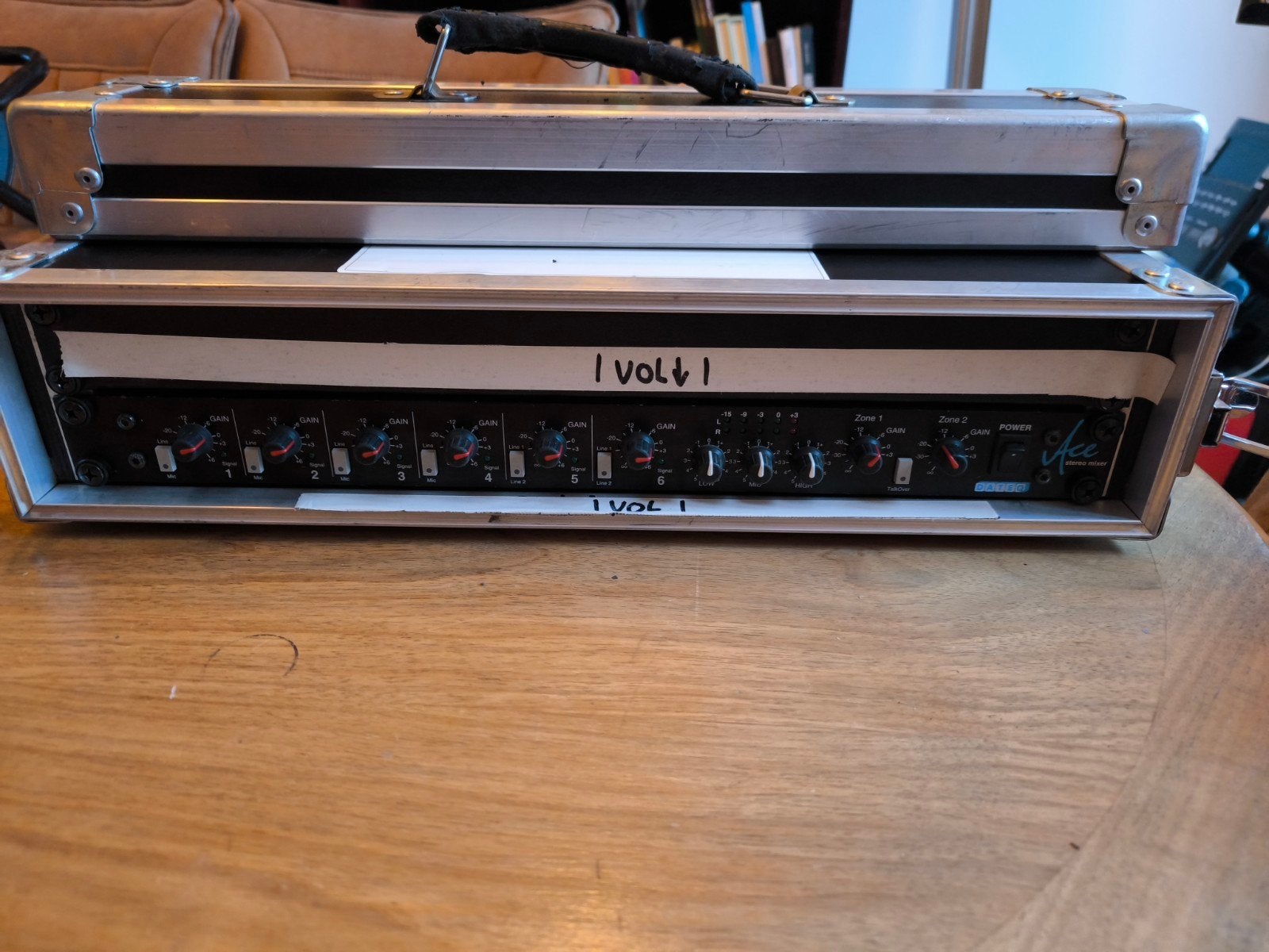 Dateq Ace Stereo Mixer in Flightcase, Muziek en Instrumenten, Ophalen of Verzenden, Gebruikt, 5 tot 10 kanalen