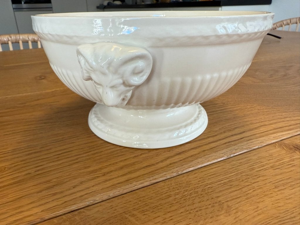 Wedgwood Edme schaal op voet - nieuwstaat (2 stuks), Klassiek, Ophalen of Verzenden, Zo goed als nieuw, Kom(men)
