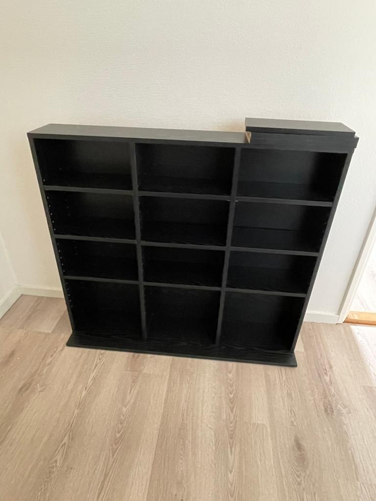 Zwarte kast, Huis en Inrichting, Woonaccessoires | Cd- en Dvd-rekken, Ophalen, Zo goed als nieuw, Hout, Cd's