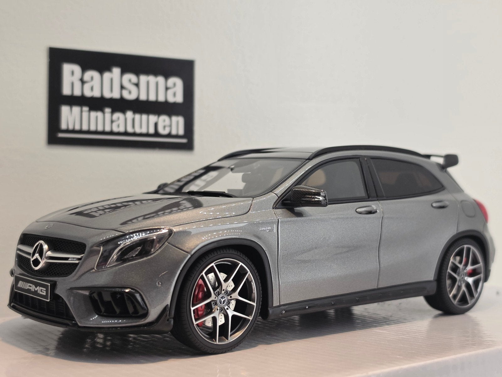 Mercedes-Benz GLA 45 AMG - Limited 450 1:18 Dealer GT-SPIRIT, Hobby en Vrije tijd, Overige merken, Auto, Nieuw, Ophalen of Verzenden