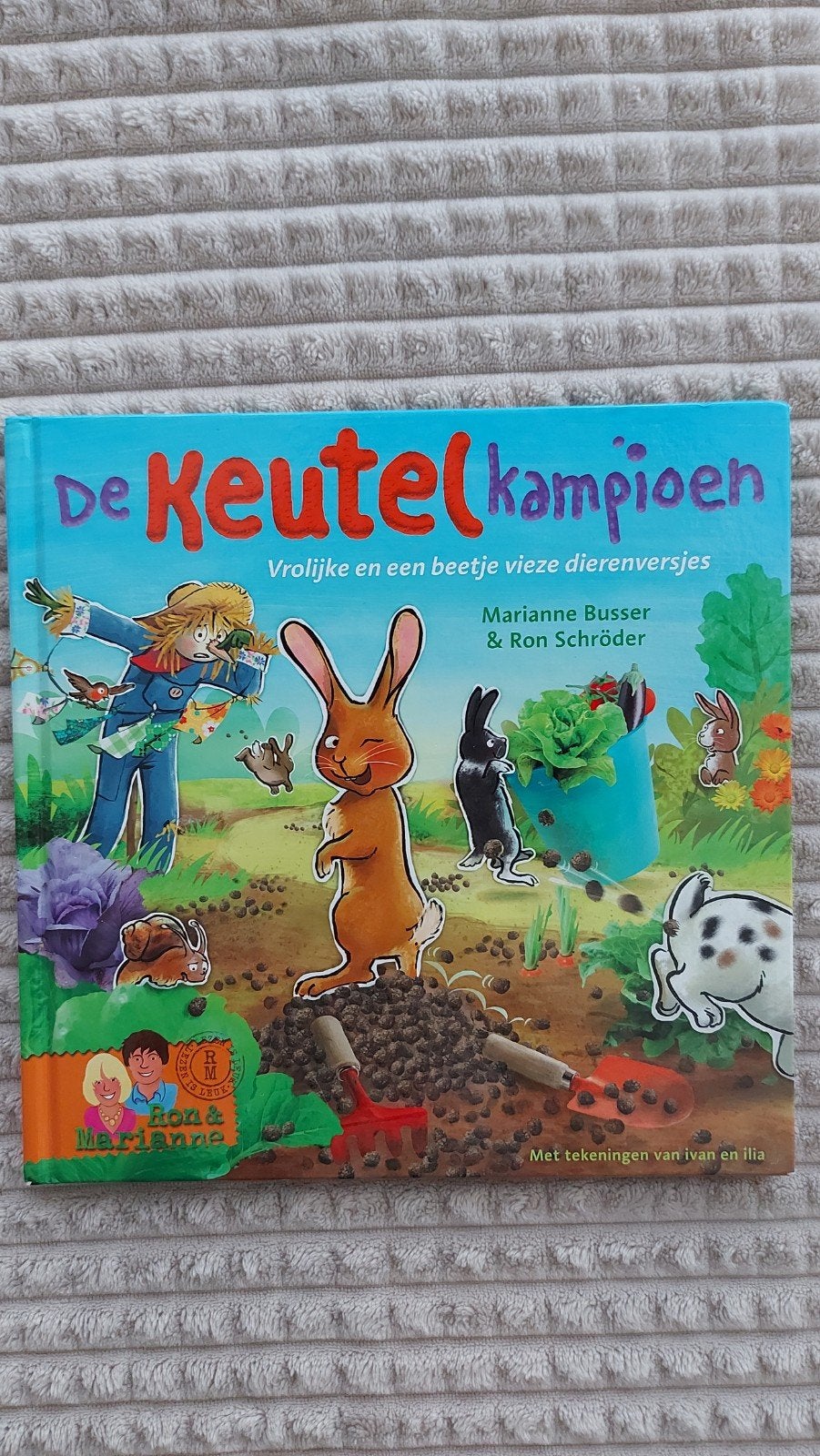 De Keutelkampioen - Vrolijke en een beetje vieze dierenversj, Ophalen of Verzenden, Zo goed als nieuw, Marianne Busser & Ron Schröder