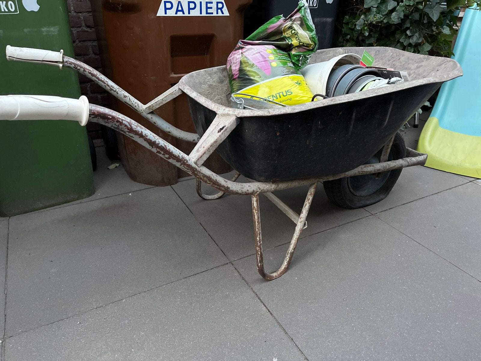 Gebruikte kruiwagen met lekke band, Ophalen, Zo goed als nieuw, Handmatig, Tweewielig