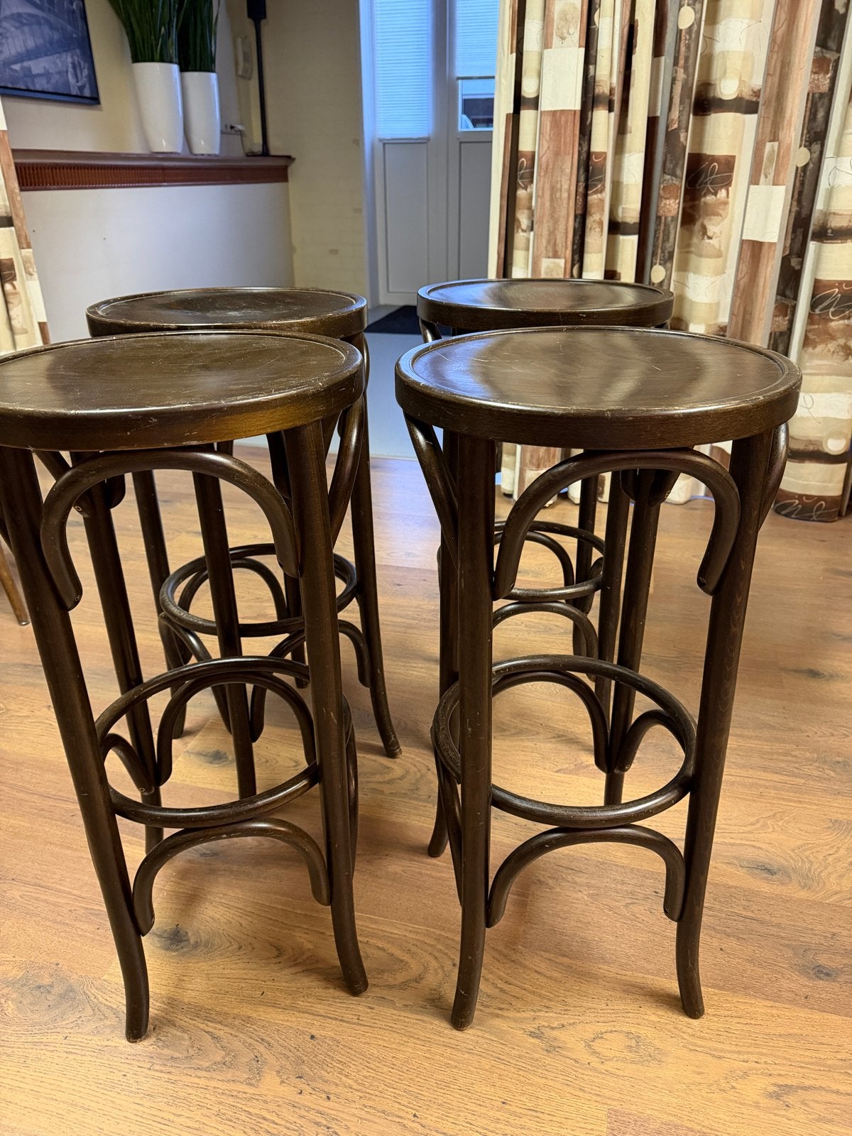 4 donkerbruine houten barkrukken Thonet - 80 cm hoog, Ophalen, Gebruikt, Met voetsteun, 60 tot 90 cm
