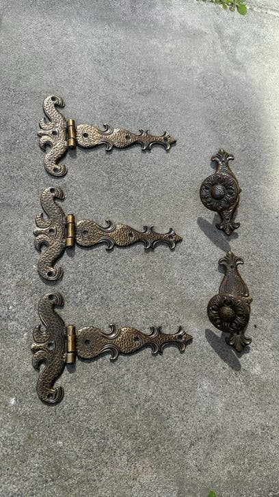 4 sets van 3 scharnieren en 1 deurknop - Antiek Brons, Doe-het-zelf en Verbouw, Ophalen of Verzenden, Gebruikt, Koper of Messing