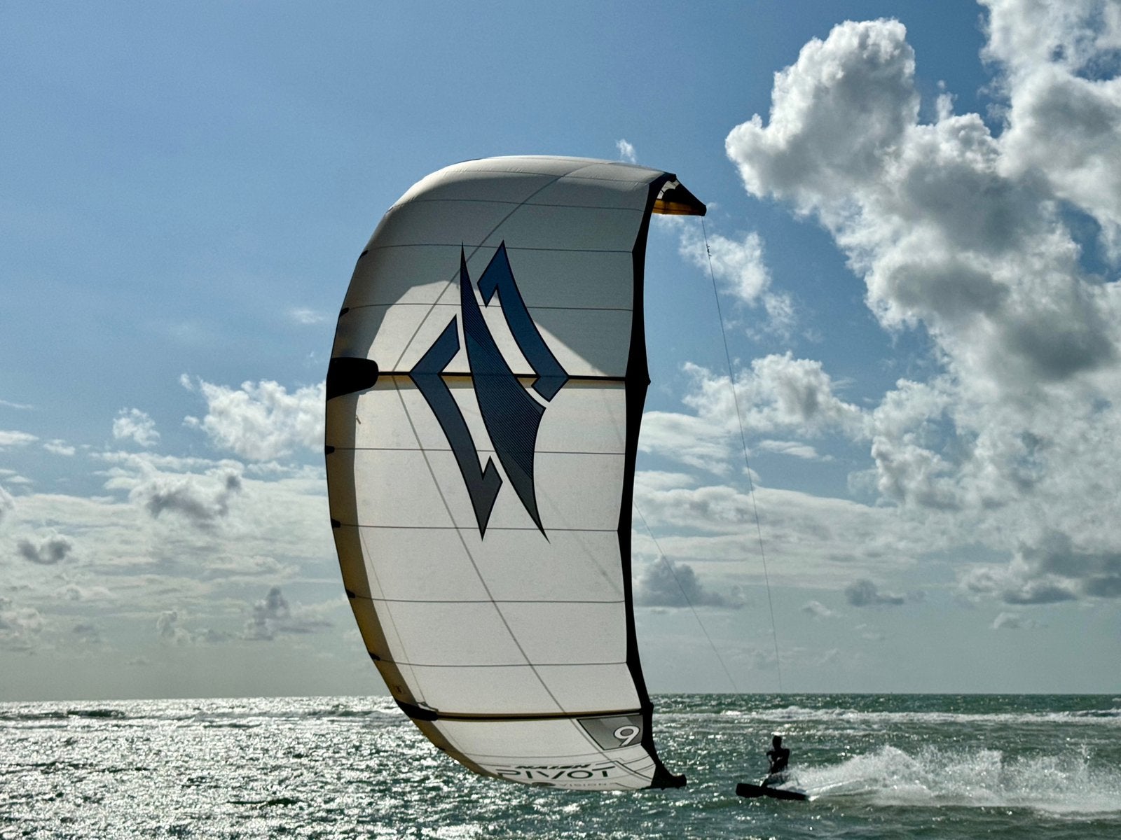 Naish Pivot 9, 6 meter incl. bar en pomp, Watersport en Boten, Geen board, Ophalen, Zo goed als nieuw