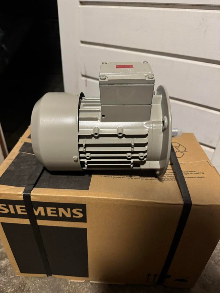 NIEUW Siemens Elektromotor 0,12 kW - 400V - IP55, Ophalen of Verzenden, Nieuw, Elektromotor, 1400 tot 1800 rpm