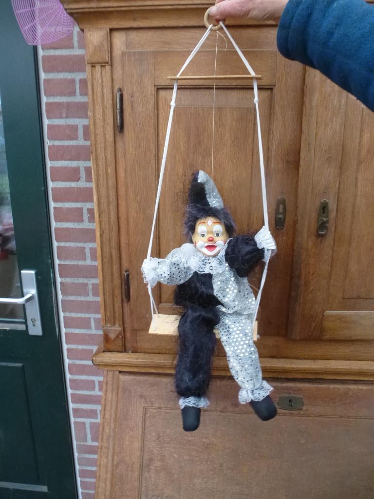 3 clownspoppen op een schommel met stenen hoofdjes, Verzamelen, Poppen, Ophalen, Gebruikt, Pop