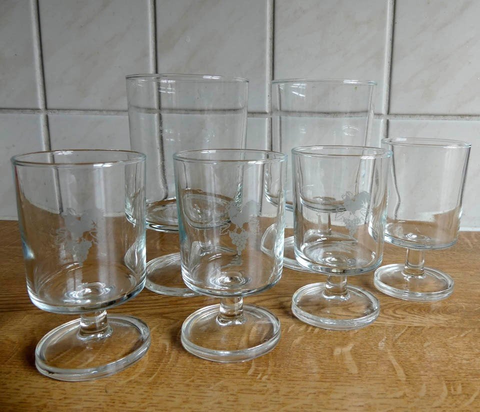 Franse vintage glazen Arcoroc? glas op voet, Glas of Glazen, Gebruikt, Ophalen of Verzenden, Glas