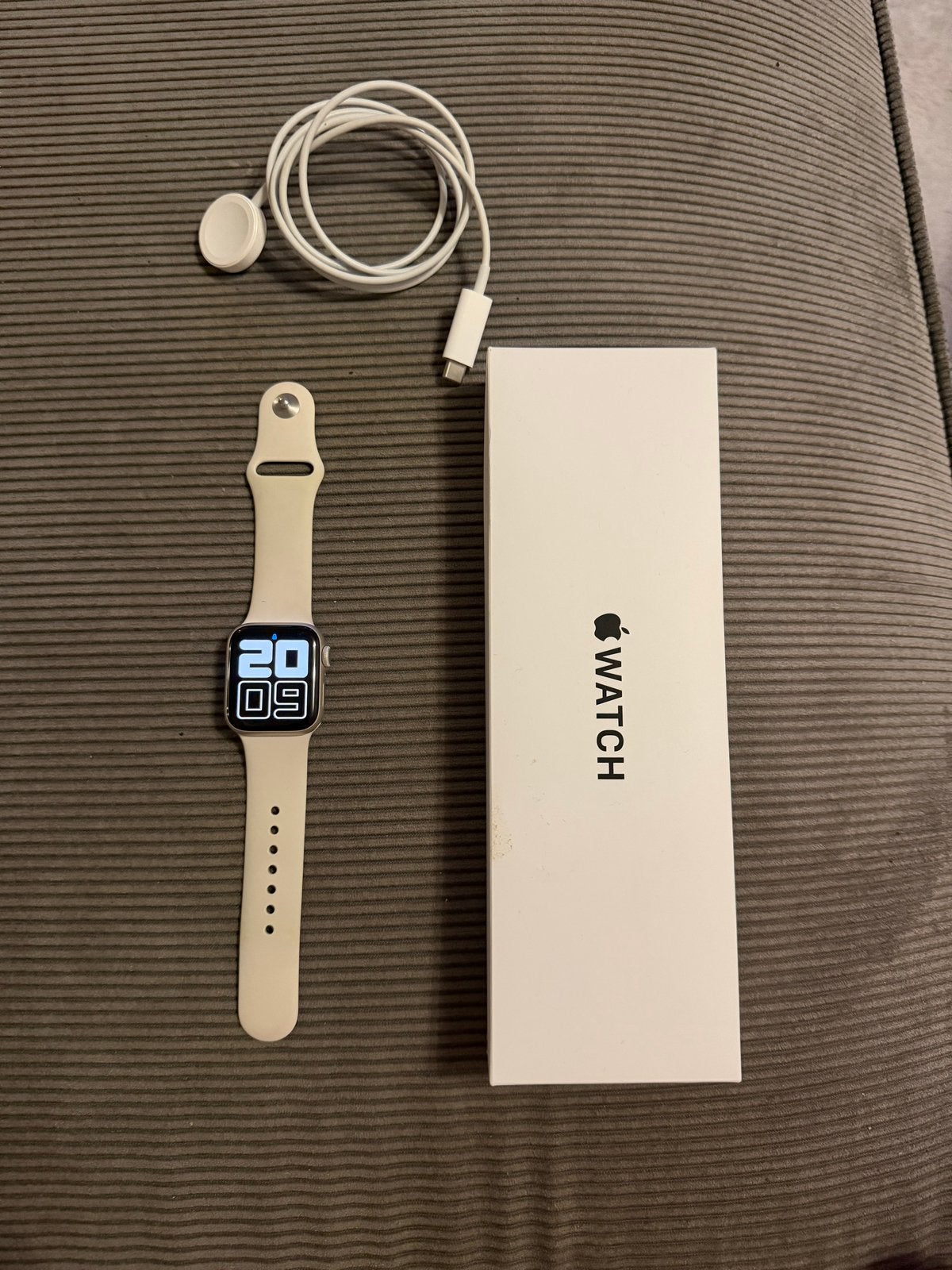 Apple Watch SE 2e gen. 40mm - Kleine beschadiging, Sieraden, Tassen en Uiterlijk, Gebruikt, Wit, IOS, Ophalen of Verzenden