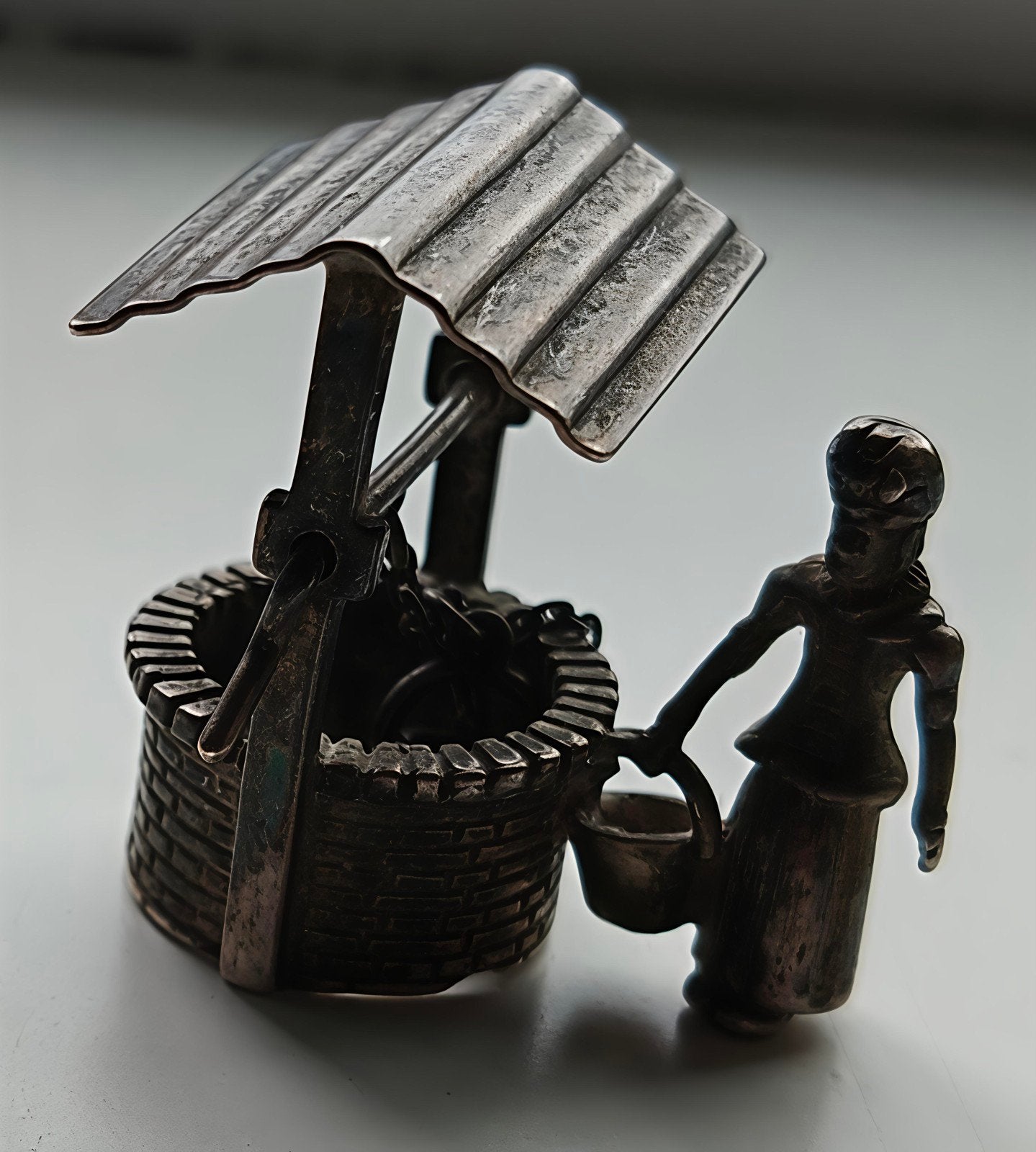 Miniatuur Zilveren Waterput met Vrouw, Antiek en Kunst, Antiek | Goud en Zilver, Ophalen of Verzenden