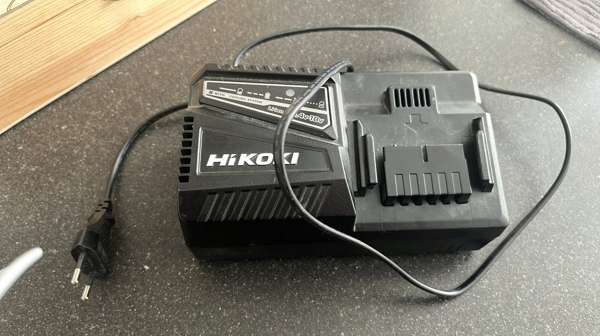Hikoki accu oplader, Ophalen, Zo goed als nieuw