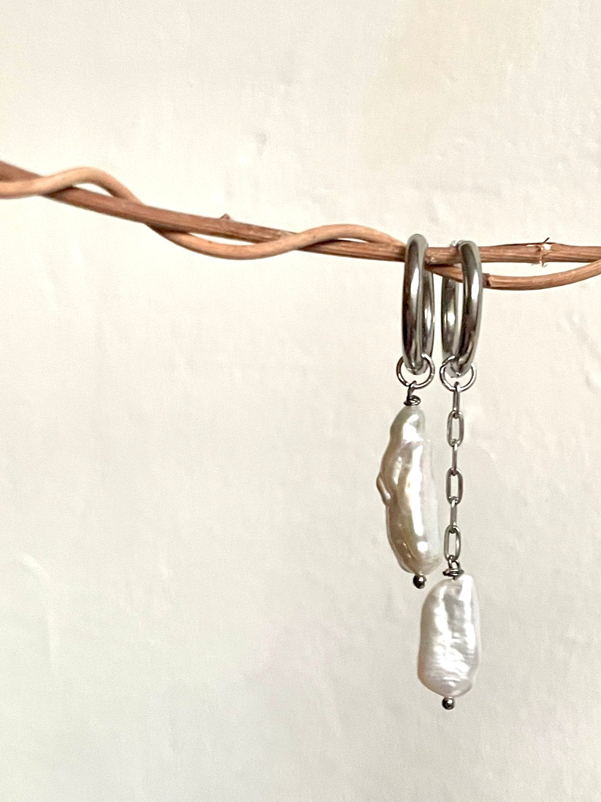 Stainless steel oorringen met Barokparel, Ophalen of Verzenden, Nieuw, Zilver