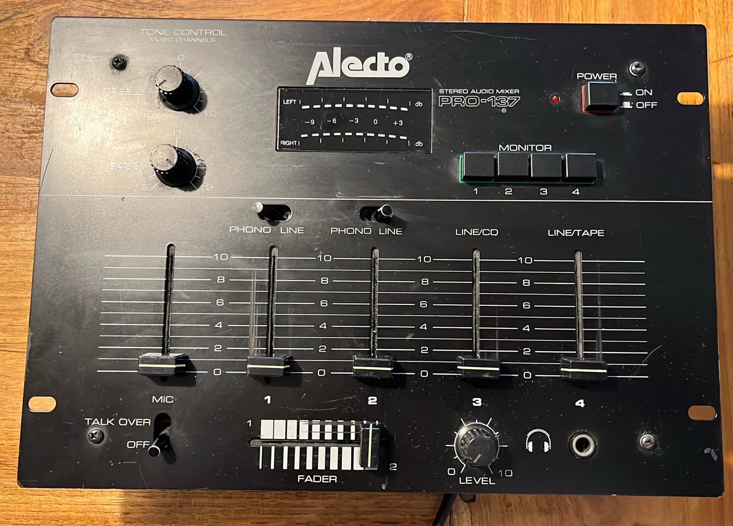 Alecto pro-137 mengpaneel, Muziek en Instrumenten, Ophalen of Verzenden, Gebruikt
