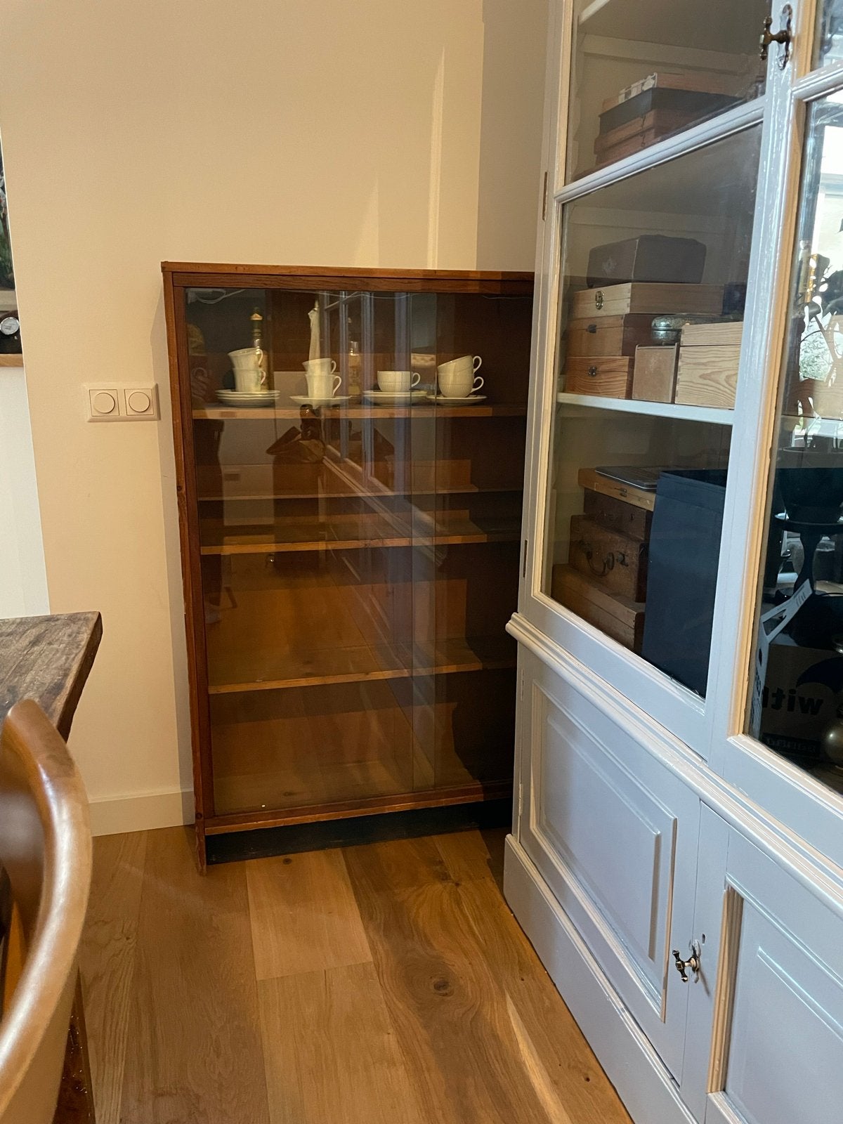 Vintage houten vitrinekast met glazen schuifdeuren, Antiek en Kunst, Antiek | Meubels | Kasten, Ophalen