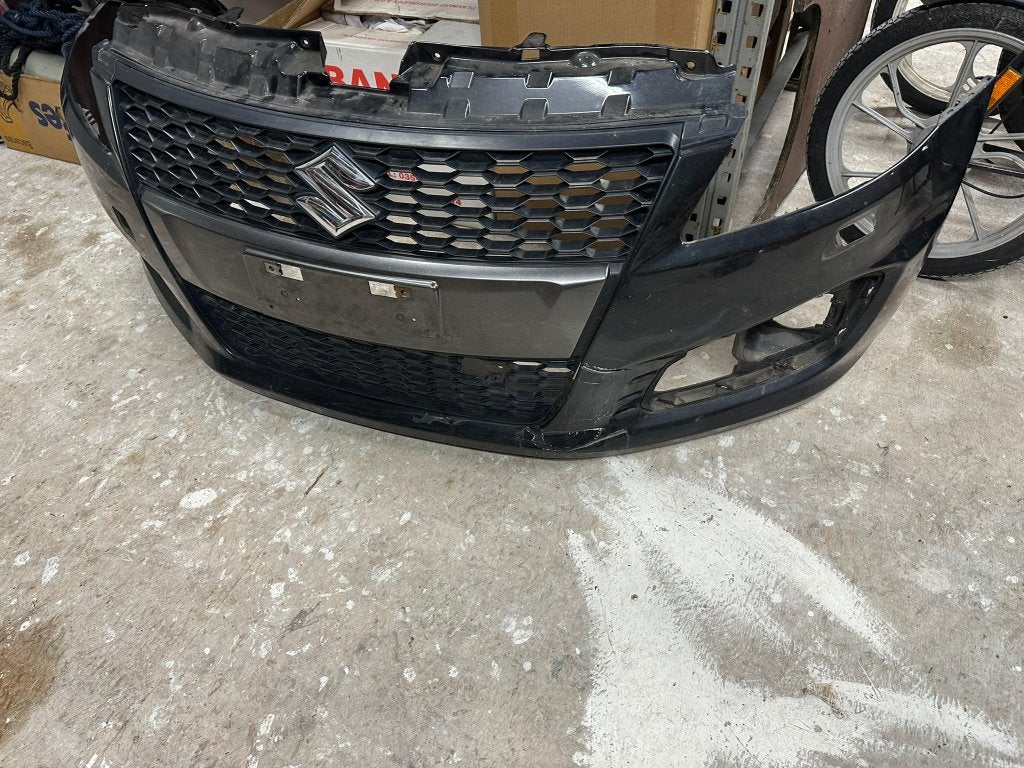 Suzuki Swift sport "11 Bumper - Klein scheurtje, Gebruikt, Voor, Ophalen of Verzenden, Bumper