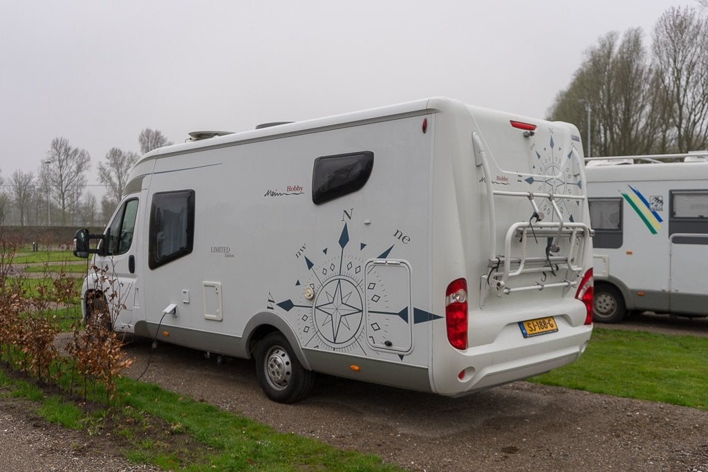 Te koop: Camper Hobby Van Excl. DL 500 GESC Lim. Ed. (2013), Caravans en Kamperen, Campers, Chemisch toilet, Standaard zit, Ringverwarming