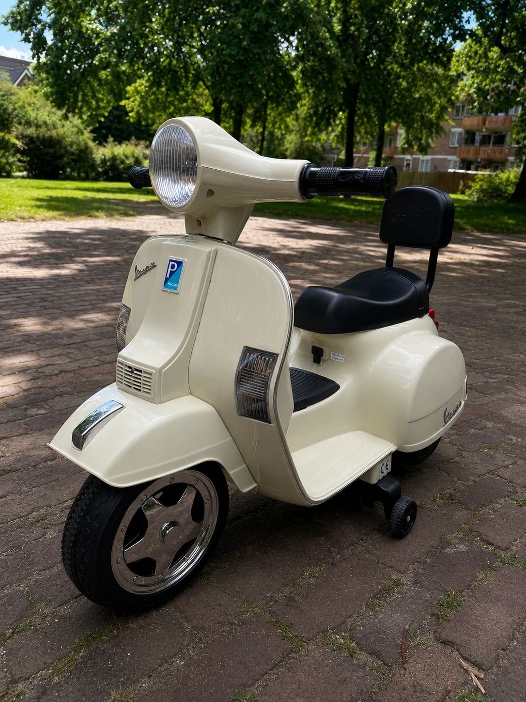 Vespa Kinderscooter Crème - Elektrisch 30 euro, Ophalen of Verzenden, Zo goed als nieuw, Loopvoertuig