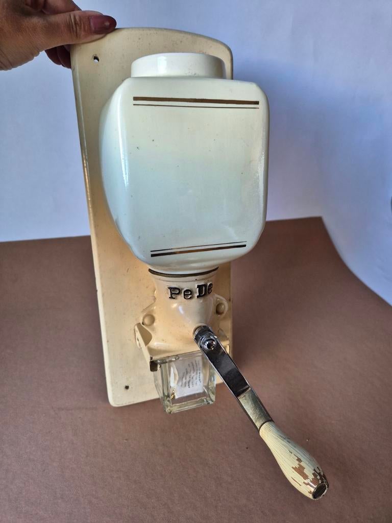 Vintage PeDe wand koffiemolen compleet, retro keukenmolen, Antiek en Kunst, Ophalen