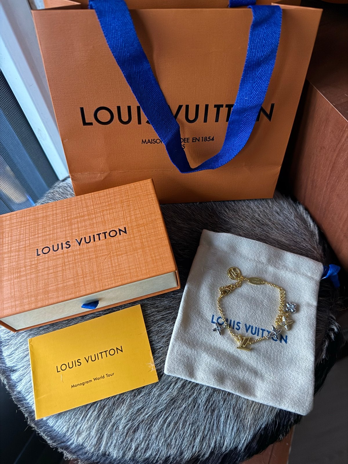 Nieuw Louis Vuitton Armband met bedels en doos, Overige materialen, Nieuw, Ophalen of Verzenden, Met bedels of kralen