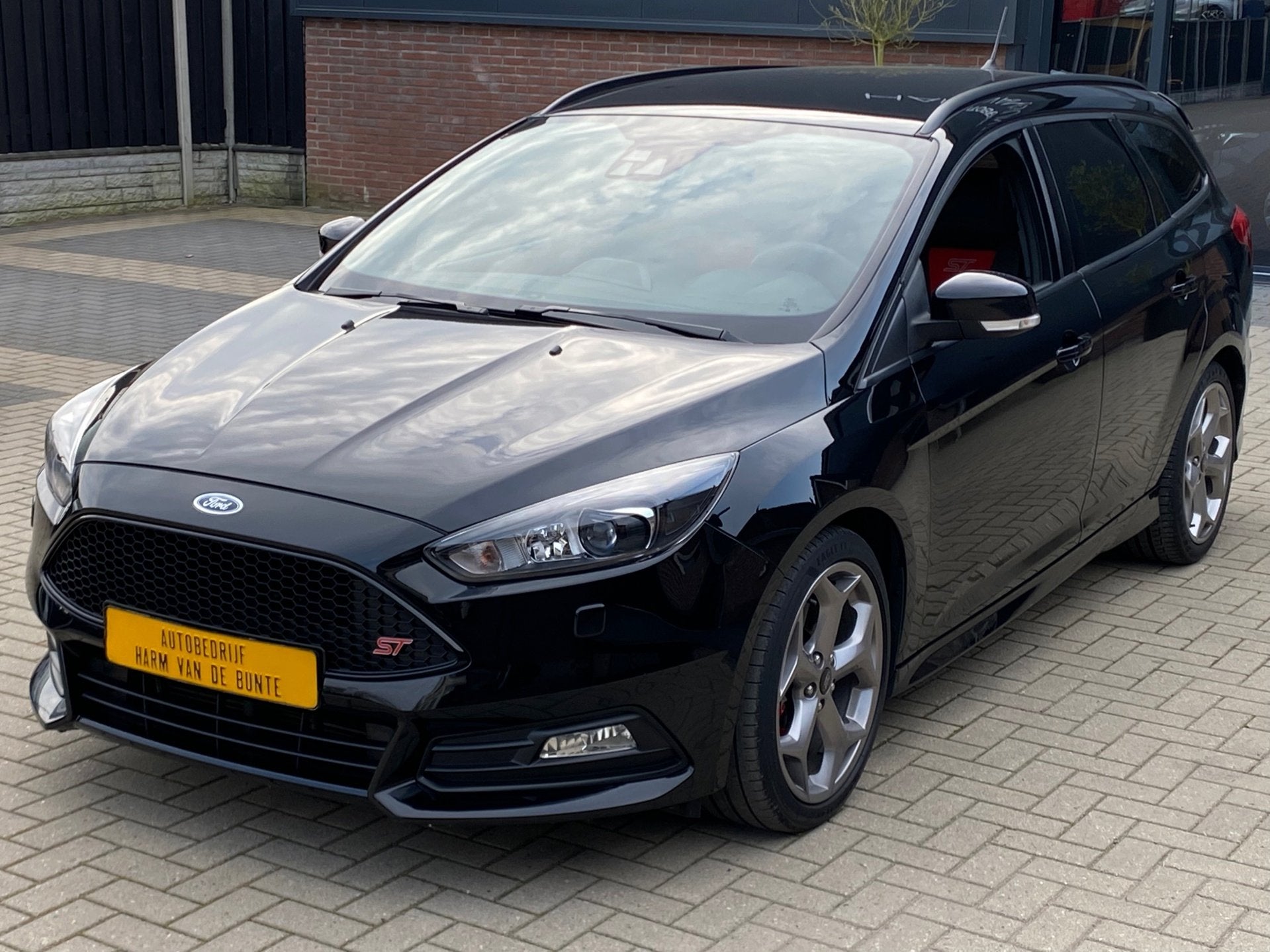 Ford Focus Wagon 2.0 ST 250 PK NIEUWSTAAT XENON LED NAVI CRU, 15 km/l, Gebruikt, Zwart, 4 cilinders