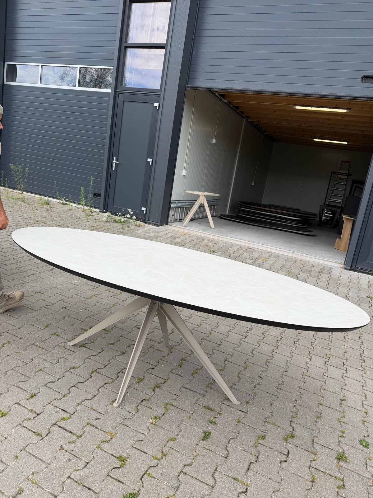 240 x 110 cm ovale betonlook beige eettafel, Huis en Inrichting, Ophalen, 100 tot 150 cm, 200 cm of meer, Zo goed als nieuw