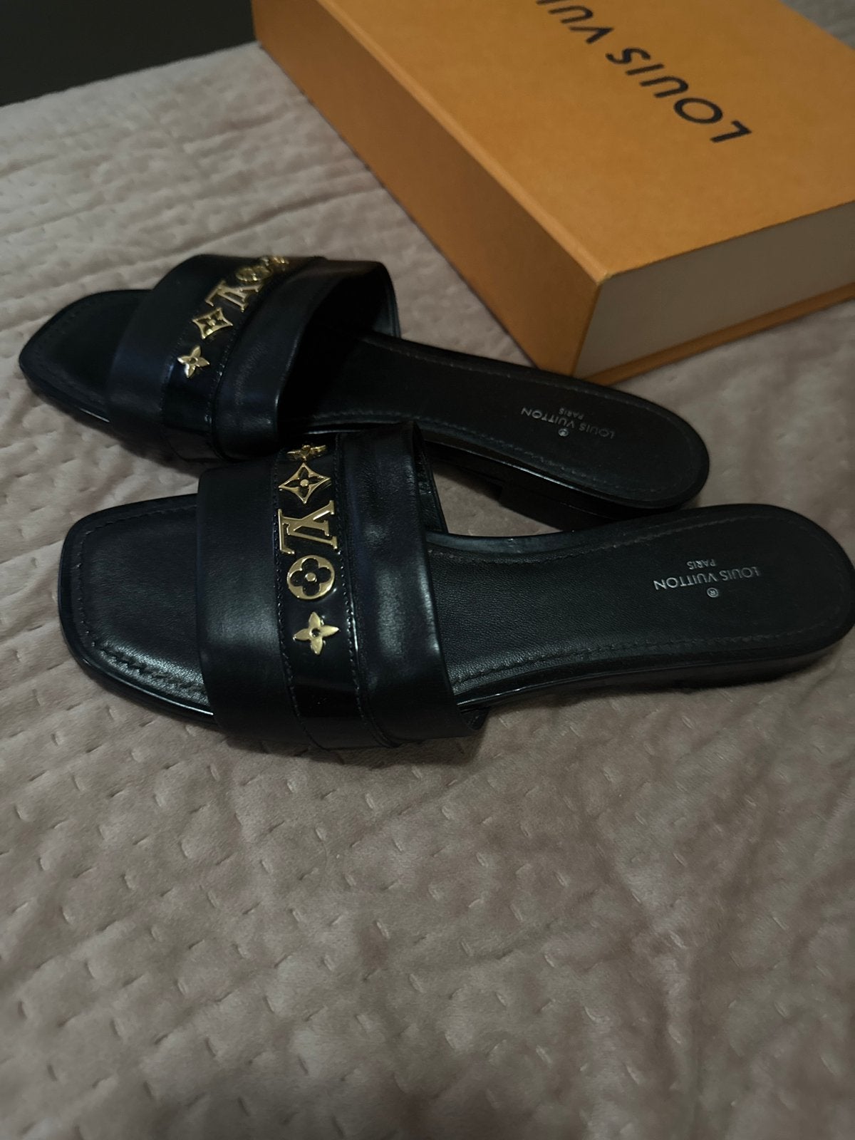 Originele Louis Vuitton Dames Slippers Maat 37, Ophalen of Verzenden, Zo goed als nieuw, Zwart, Slippers