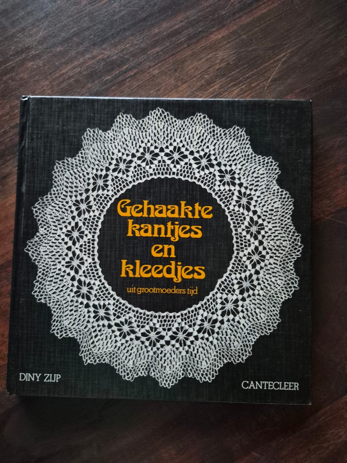 Gehaakte kantjes en kleedjes uit grootmoeders tijd, Ophalen of Verzenden, Zo goed als nieuw, Haken, Patroon of Boek