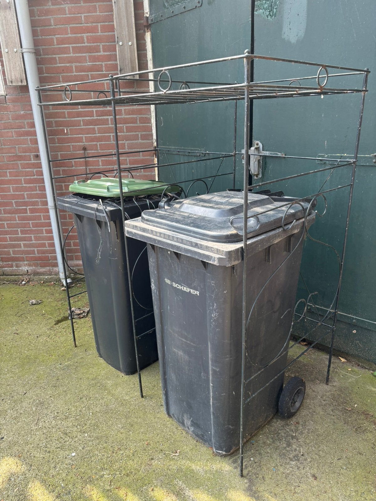 Metalen opbergrek voor afvalcontainers / containerbergin, Ophalen