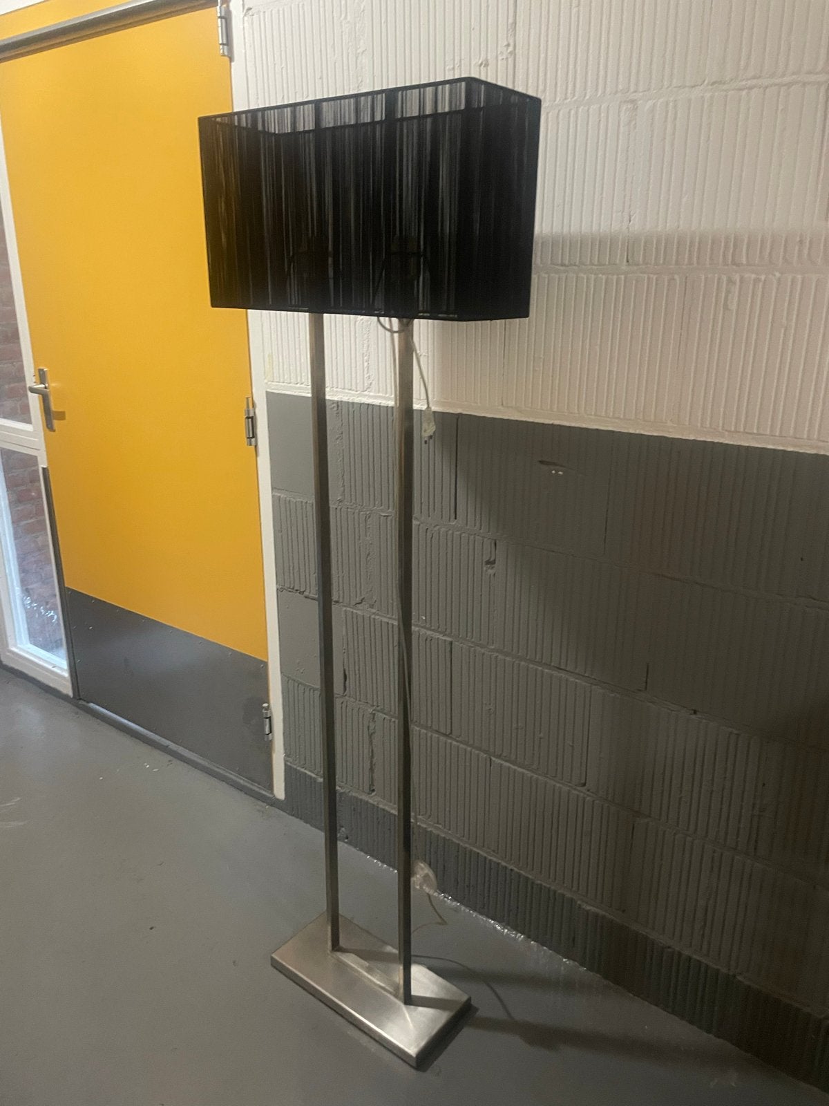 Moderne staande lamp met zwarte kap, Ophalen, Gebruikt, E27 (groot), Metaal