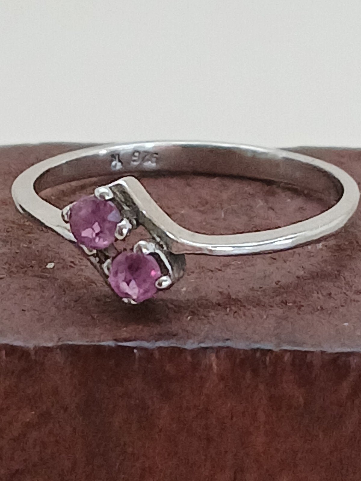 Zilveren ring met twee robijntjes, maat 17, Gebruikt, Ophalen of Verzenden, 17 tot 18, Met edelsteen
