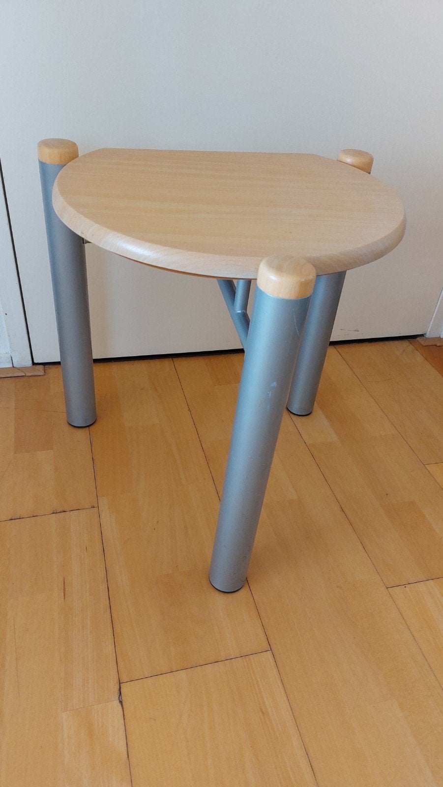 Beuken bijzettafeltje met metalen poten, Huis en Inrichting, Minder dan 45 cm, Minder dan 55 cm, Gebruikt, Rond