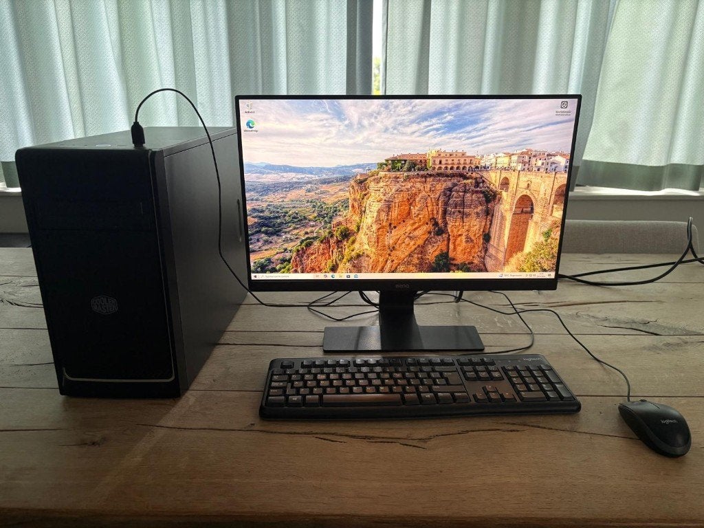 PC i5, 16GB RAM, 1TB SSD incl. monitor, toetsenbord en muis, 2 tot 3 Ghz, Cooler Master (behuizing), Zo goed als nieuw, SSD