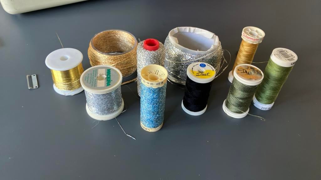 10 KLOSJES NAAIGAREN: 5 x GLITTER GAREN, 4x DUET/GUTERMANN, Ophalen of Verzenden, Nieuw, Garen of Naald(en)
