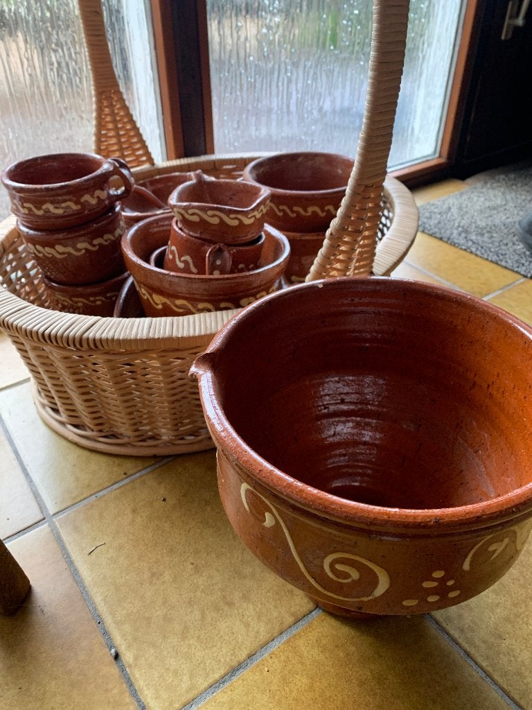 Aardewerk servies in rieten mand, Ophalen