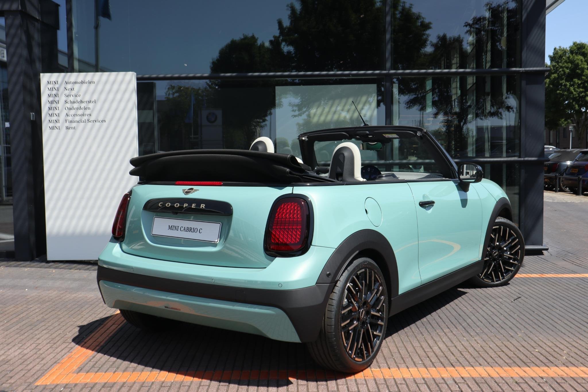 MINI Cabrio 1.5 Cooper C Favoured Trim | Pakket XL, Auto's, Mini, 1998 cc, 15 km/l, Cabriolet, 4 stoelen