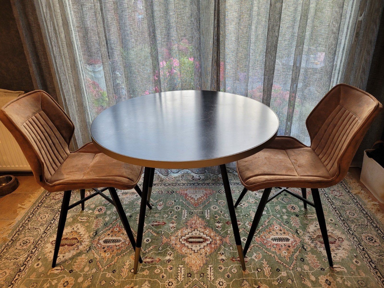 Elegante ronde eettafel met marmerlook en 2 stoelen